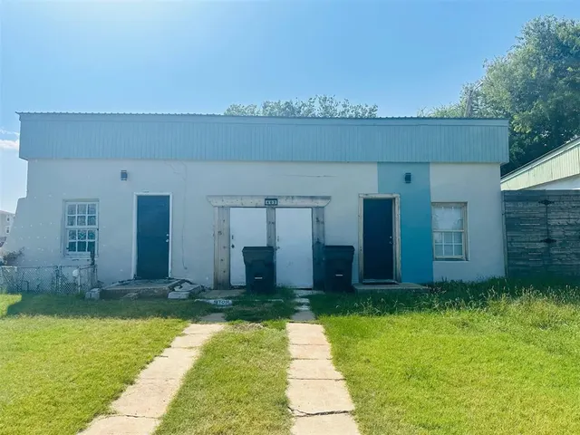 Photo 5 — 402 NW 3rd Street, Lawton, OK 73507