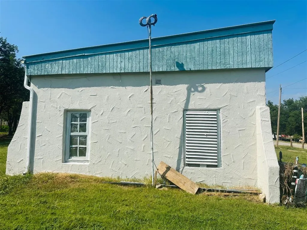 Photo 6 — 402 NW 3rd Street, Lawton, OK 73507