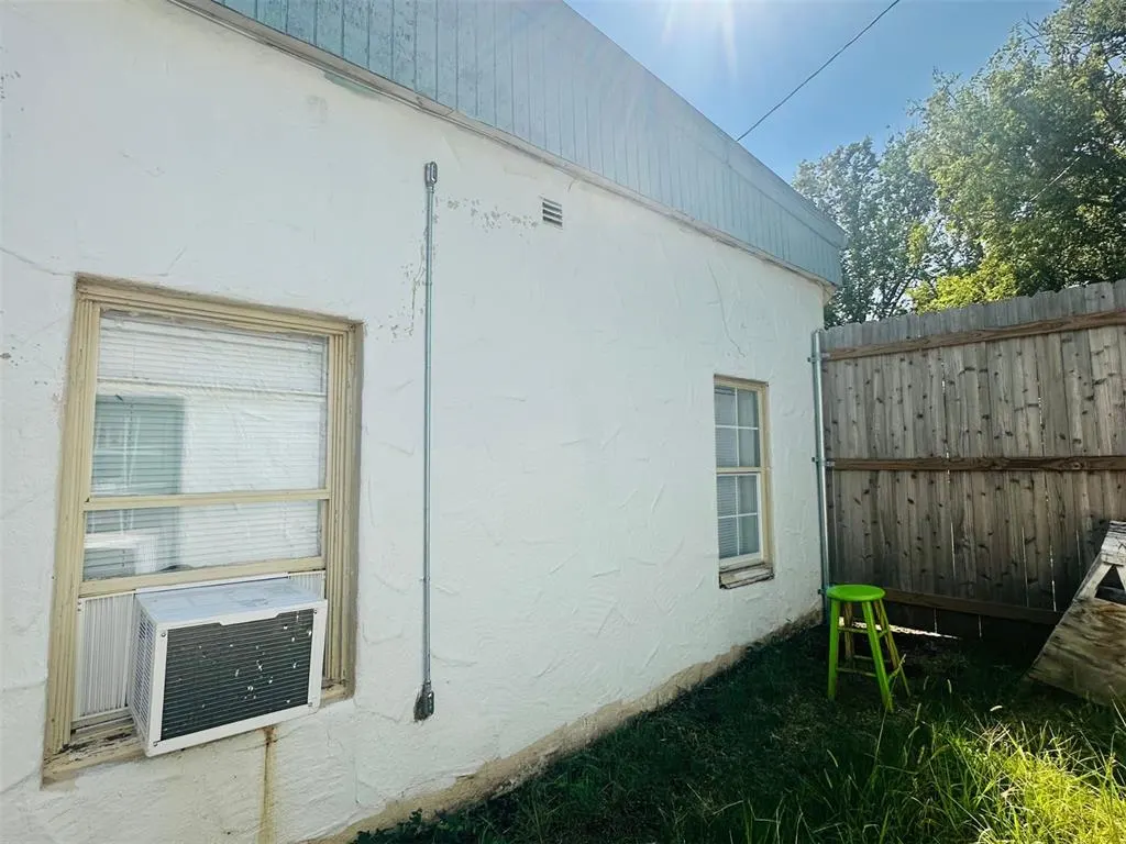 Photo 7 — 402 NW 3rd Street, Lawton, OK 73507