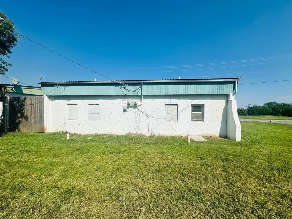 Photo 8 — 402 NW 3rd Street, Lawton, OK 73507