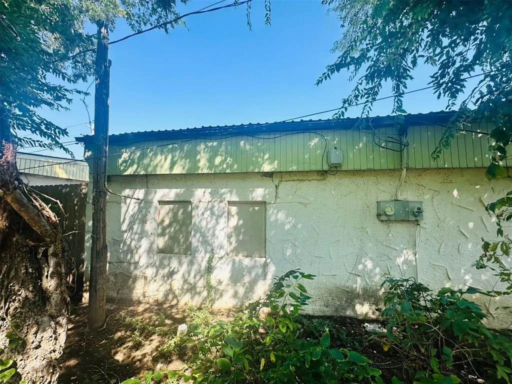 Photo 13 — 402 NW 3rd Street, Lawton, OK 73507