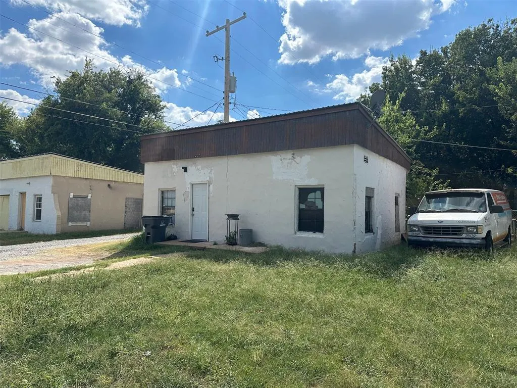 Photo 2 — 408 NW 3rd Street, Lawton, OK 73507
