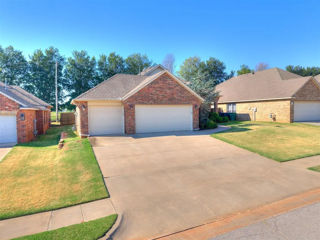 Photo 4 — 2512 SW 141st Street, Oklahoma City, OK 73170