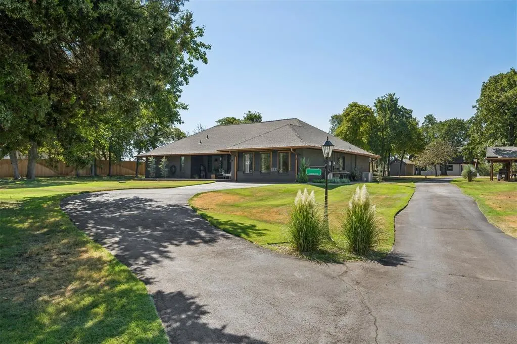 Photo 2 — 600 Sherwood Lane, Edmond, OK 73034