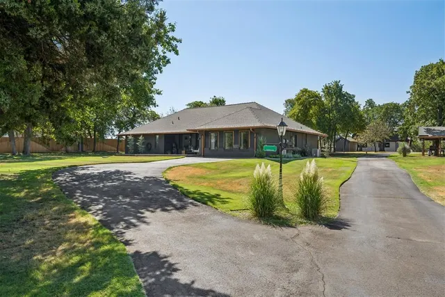 Photo 2 — 600 Sherwood Lane, Edmond, OK 73034