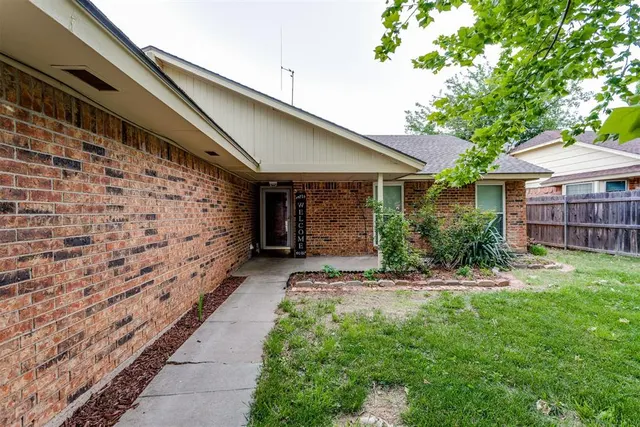 Photo 4 — 1011 ROYAL Lane, Yukon, OK 73099