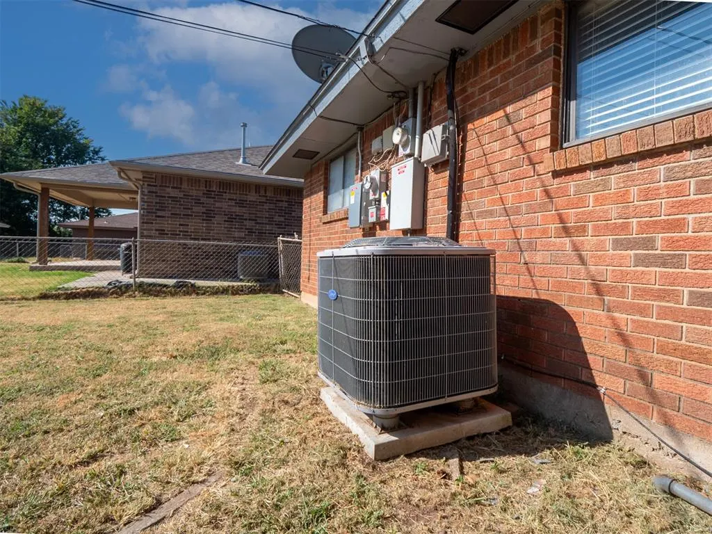 Photo 5 — 242 S Janeway Avenue, Moore, OK 73160