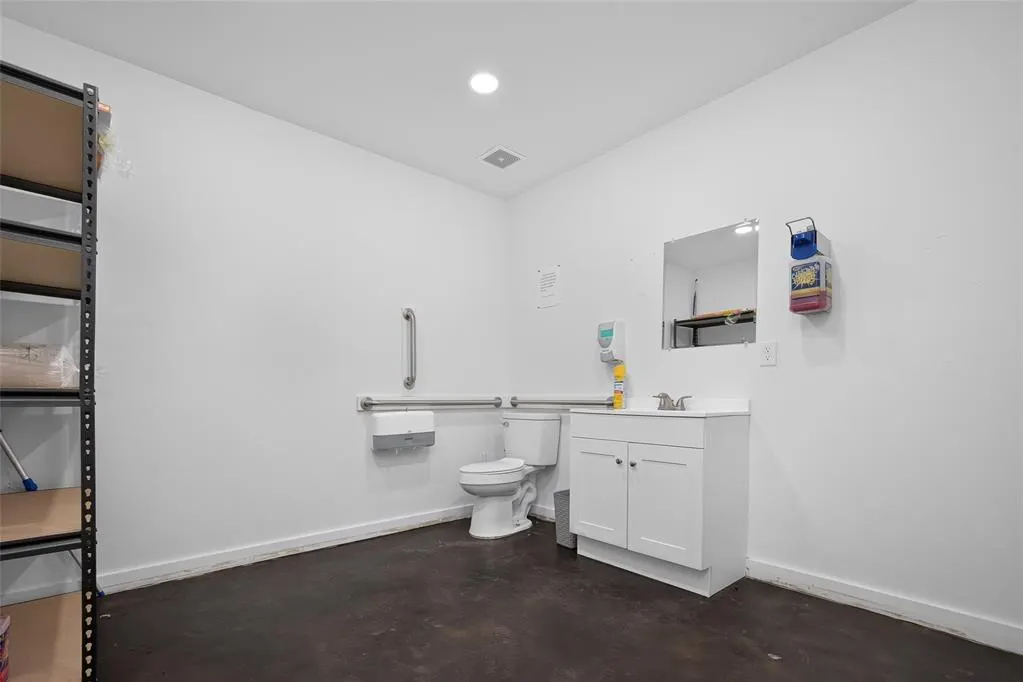 Photo 13 — 7811 N Kickapoo Avenue, Shawnee, OK 74804