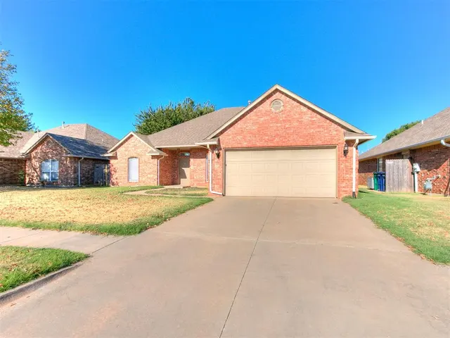 Photo 2 — 3905 Ashley Terrace, Yukon, OK 73099