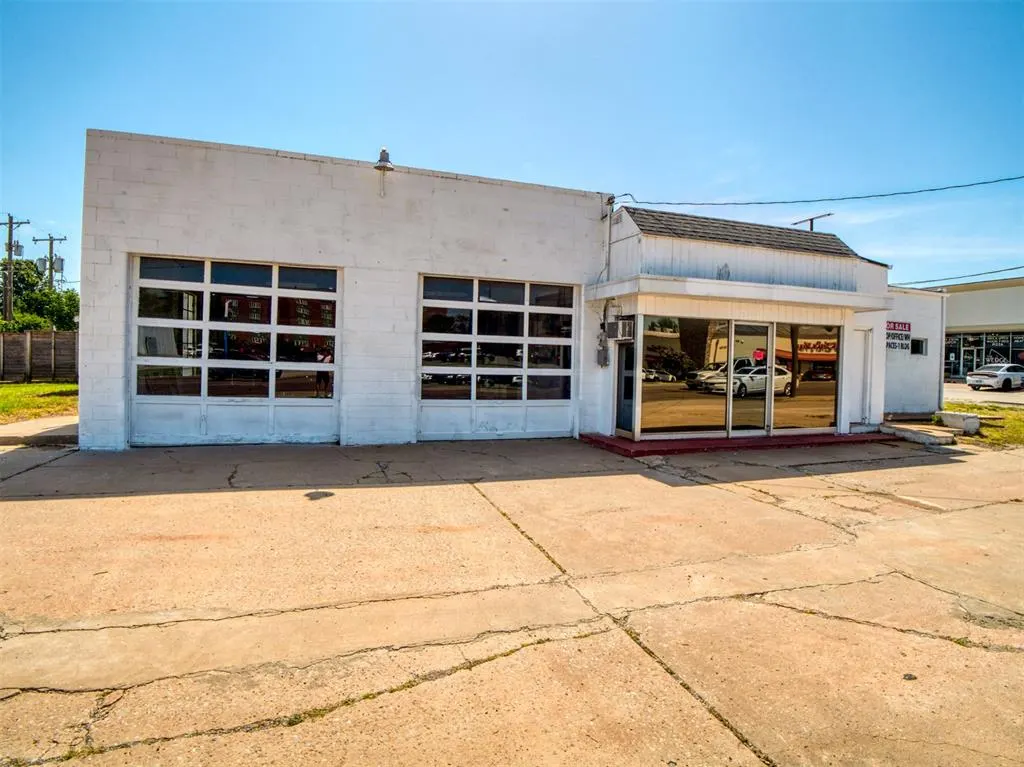Front exterior — 2318 S Air Depot Boulevard, Midwest City, OK 73110