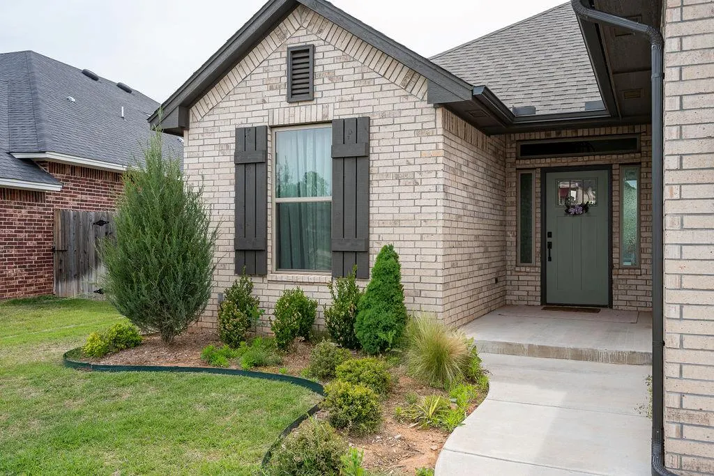 Photo 2 — 4604 Bermuda Drive, Mustang, OK 73064
