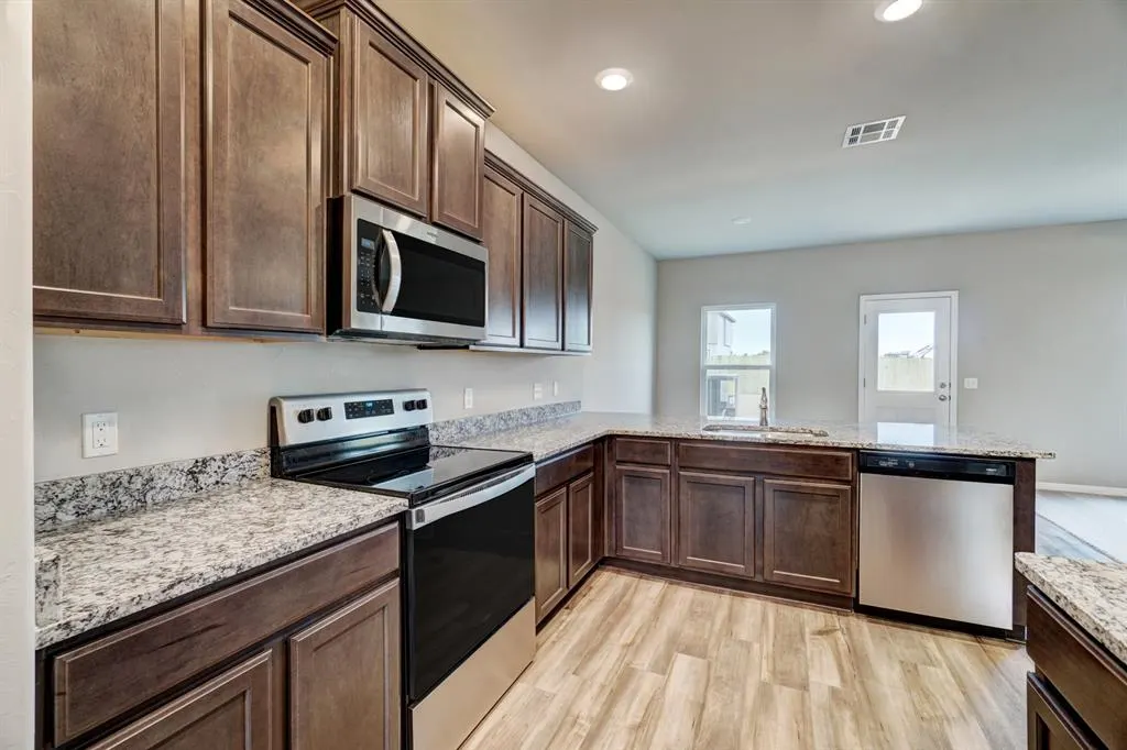 Photo 4 — 1922 Redwood Lane, El Reno, OK 73036
