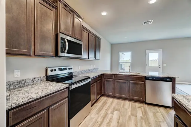 Photo 4 — 1922 Redwood Lane, El Reno, OK 73036
