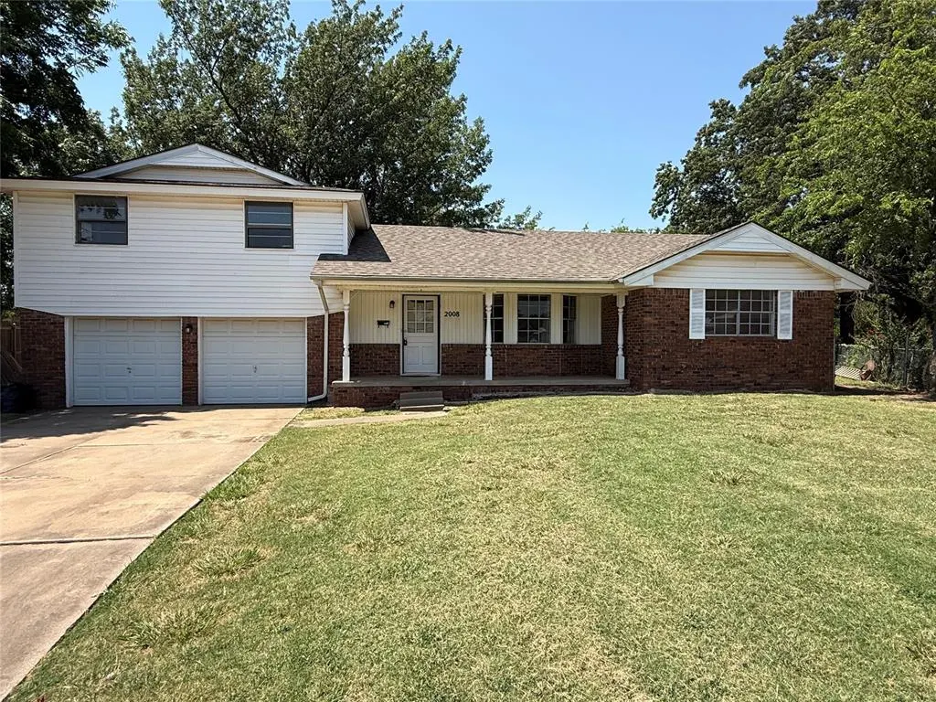 Photo 2 — 2008 Lyndon Circle, The Village, OK 73120
