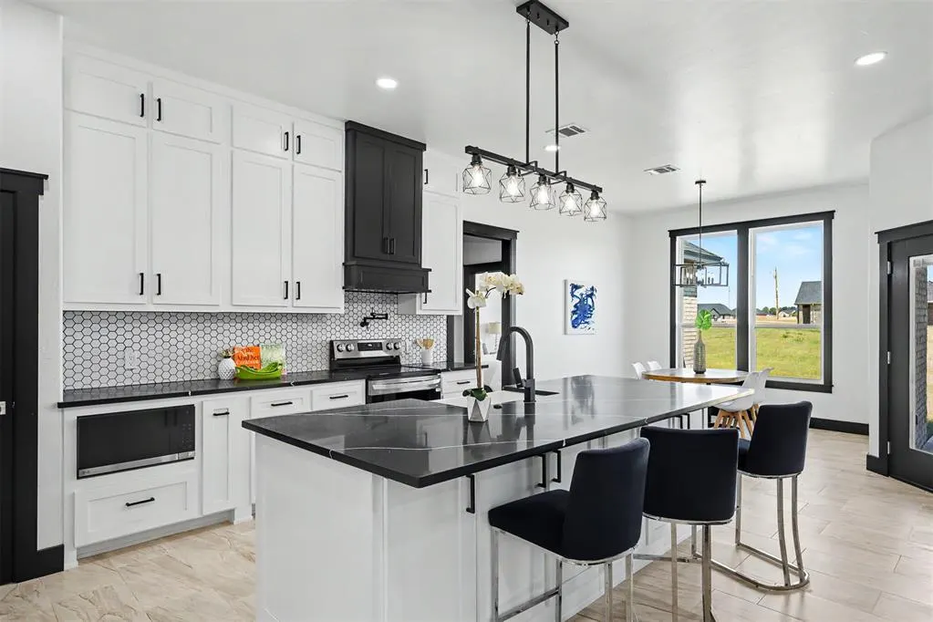Photo 3 — 2440 Canyon Circle, Blanchard, OK 73010