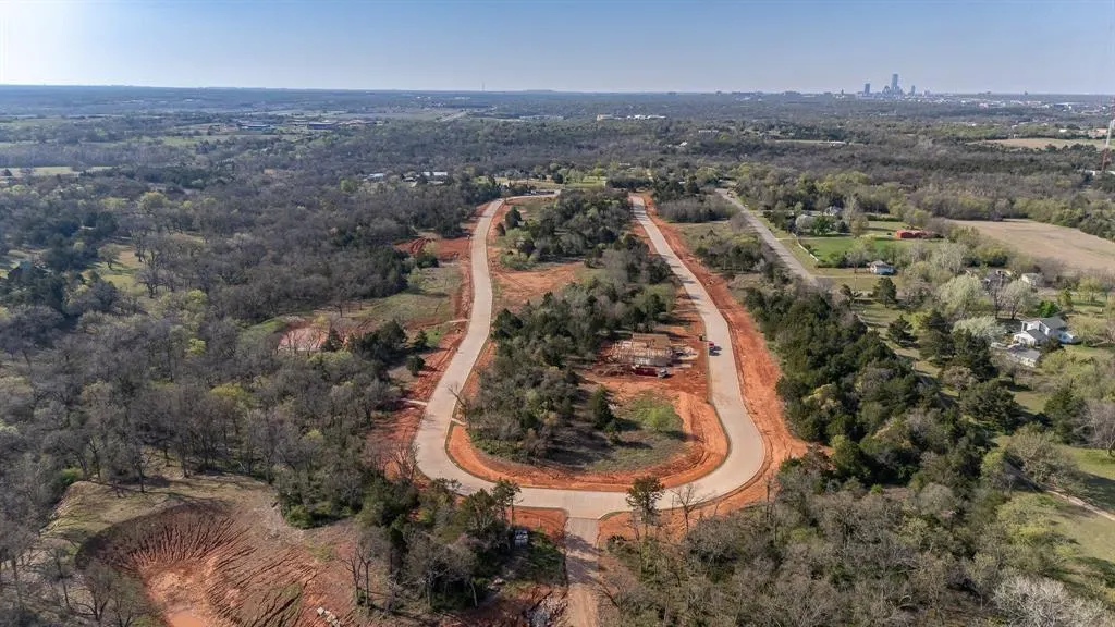 Photo 2 — 8450 Wilshire Park Drive, Oklahoma City, OK 73131
