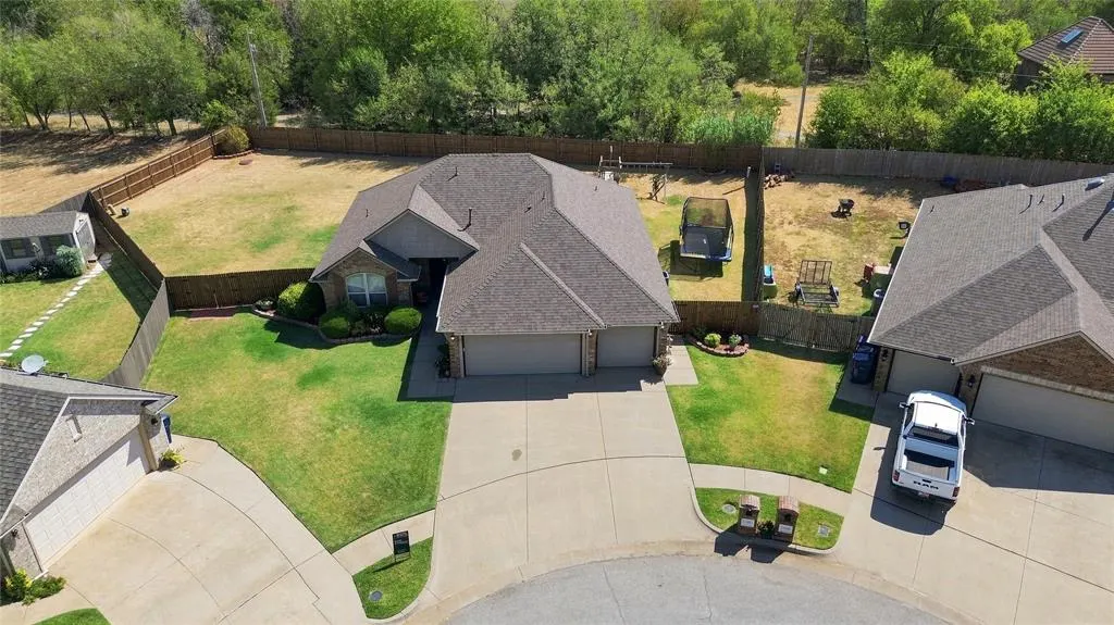 Front exterior — 11601 SW 17th Court, Yukon, OK 73099