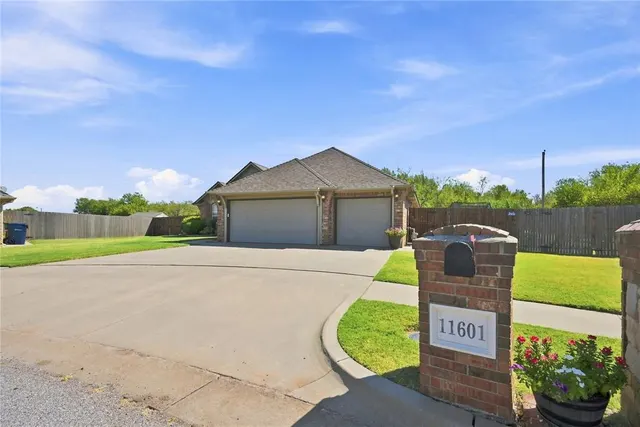 Photo 2 — 11601 SW 17th Court, Yukon, OK 73099