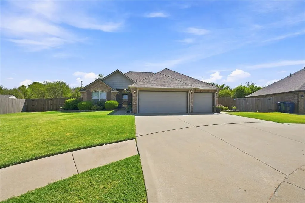 Photo 3 — 11601 SW 17th Court, Yukon, OK 73099