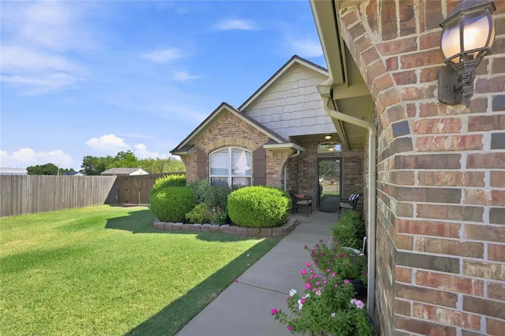 Photo 5 — 11601 SW 17th Court, Yukon, OK 73099