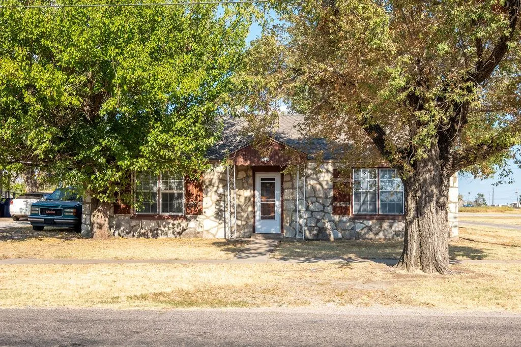 Front exterior — 202 N Elm Avenue, Union City, OK 73090