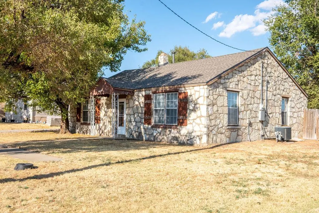 Photo 5 — 202 N Elm Avenue, Union City, OK 73090