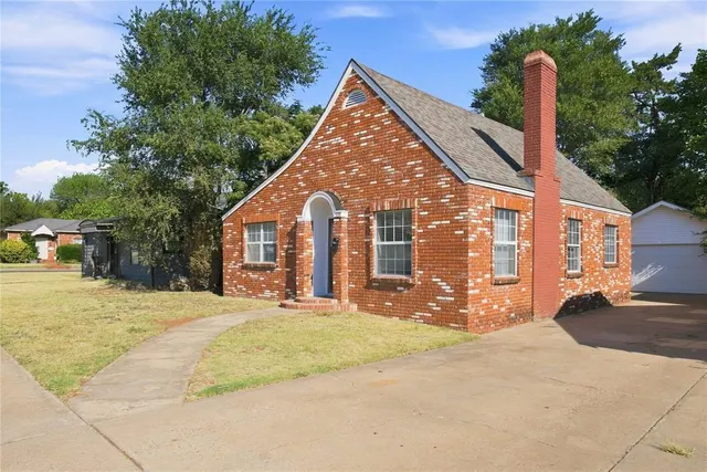 Photo 2 — 939 W 2nd Street, Elk City, OK 73644