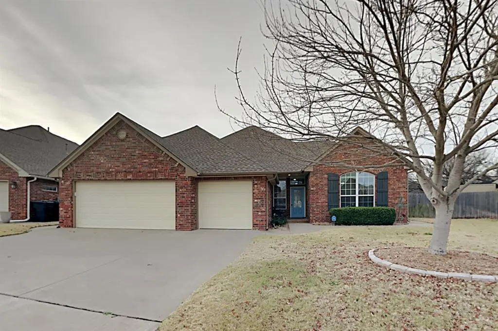 Photo 2 — 11733 Cherry Point Lane, Yukon, OK 73099