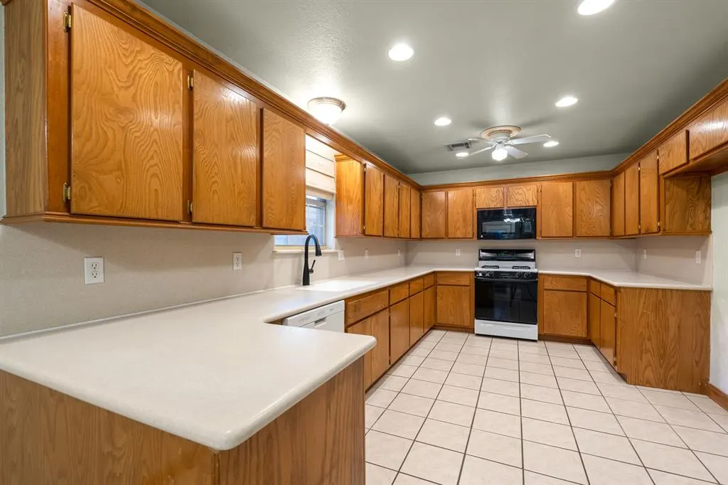 Photo 18 — 1001 Buckingham Drive, Newcastle, OK 73065