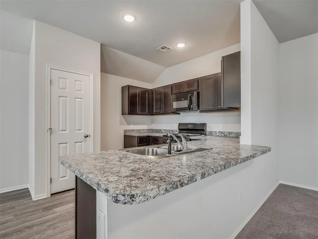 Photo 12 — 1009 S Colt Lane, Mustang, OK 73064