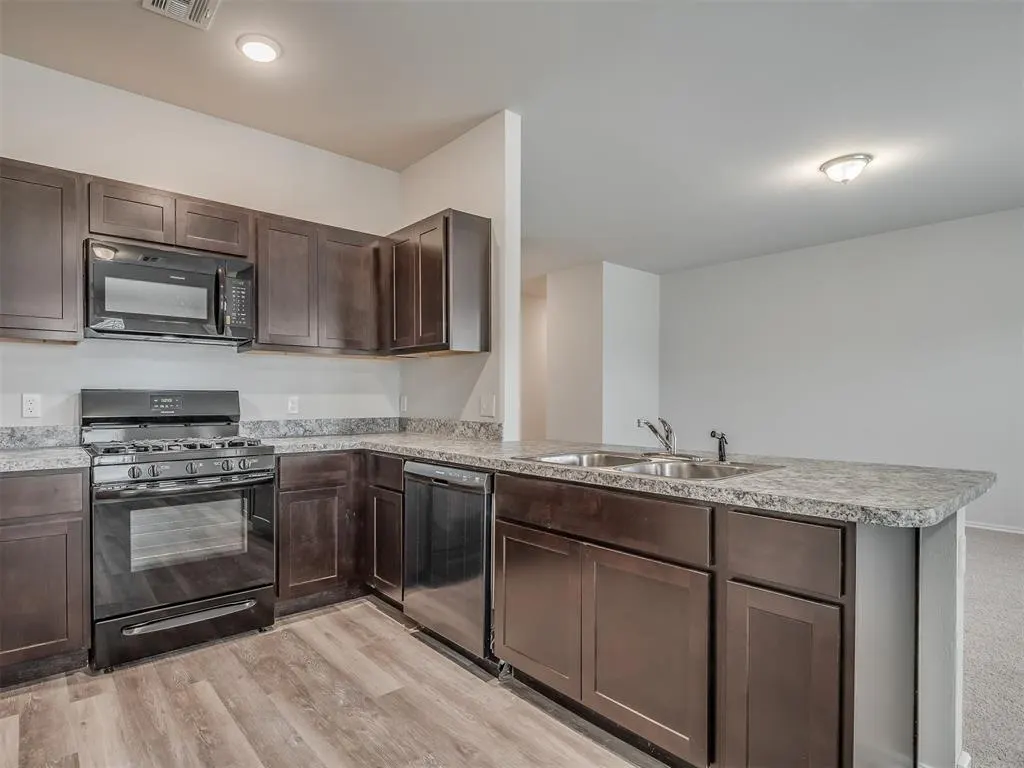 Photo 15 — 1009 S Colt Lane, Mustang, OK 73064