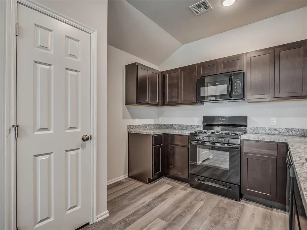 Photo 16 — 1009 S Colt Lane, Mustang, OK 73064