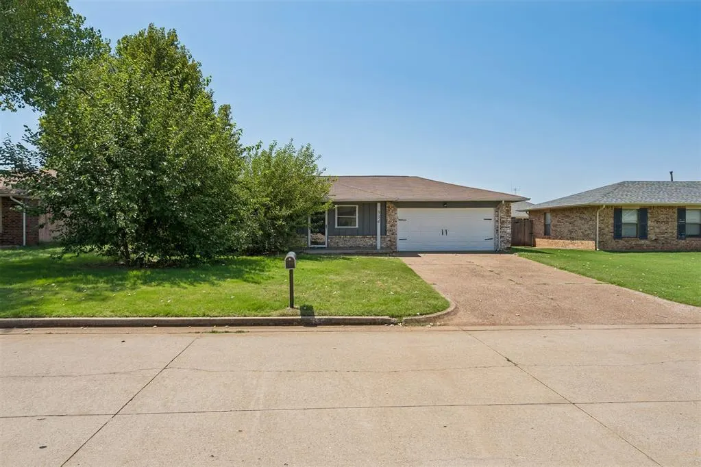 Photo 2 — 334 W Maple Branch Way, Mustang, OK 73064