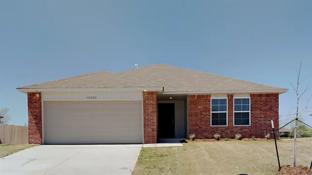Photo 2 — 10005 Wessex Drive, Yukon, OK 73099