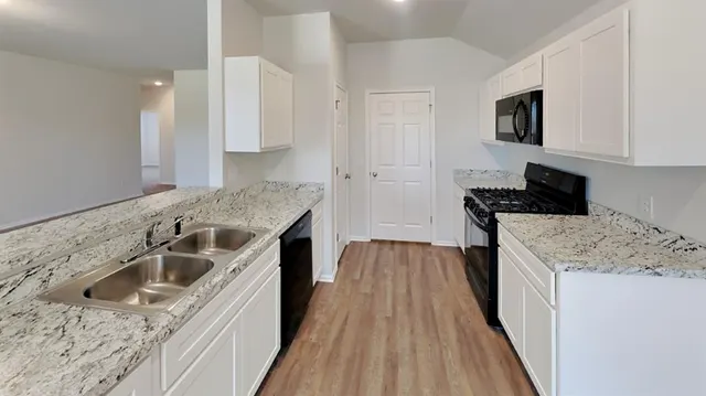 Photo 5 — 10005 Wessex Drive, Yukon, OK 73099
