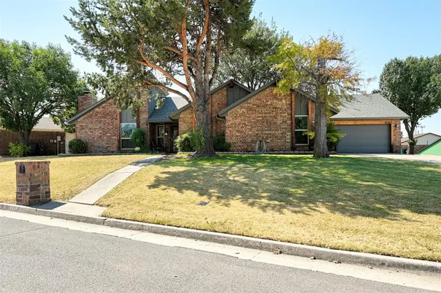 Photo 2 — 10413 Cricket Court, Oklahoma City, OK 73162