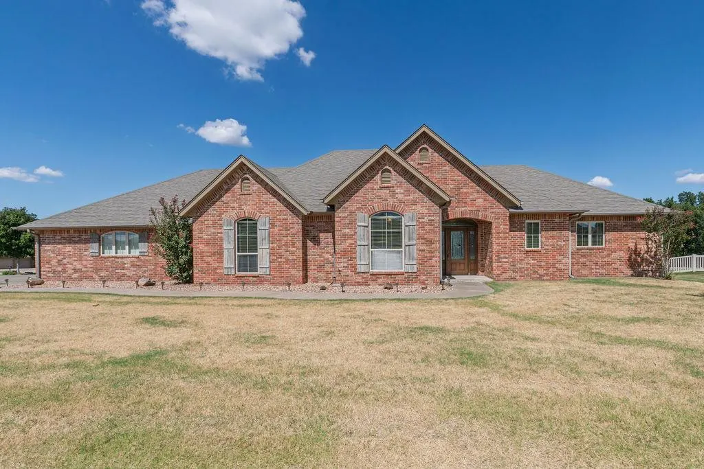 Front exterior — 2520 E Bradley Street, Shawnee, OK 74804