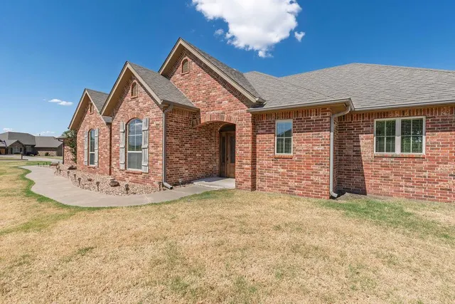 Photo 2 — 2520 E Bradley Street, Shawnee, OK 74804