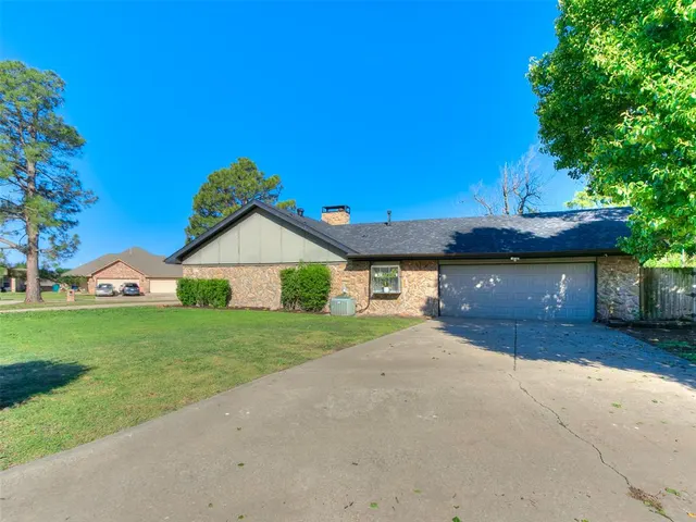 Photo 3 — 11613 Footmans Court, Yukon, OK 73099