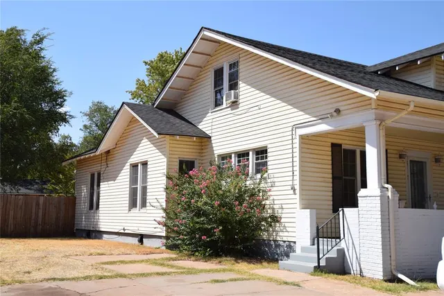 Photo 2 — 404 S 9th Street, Clinton, OK 73601