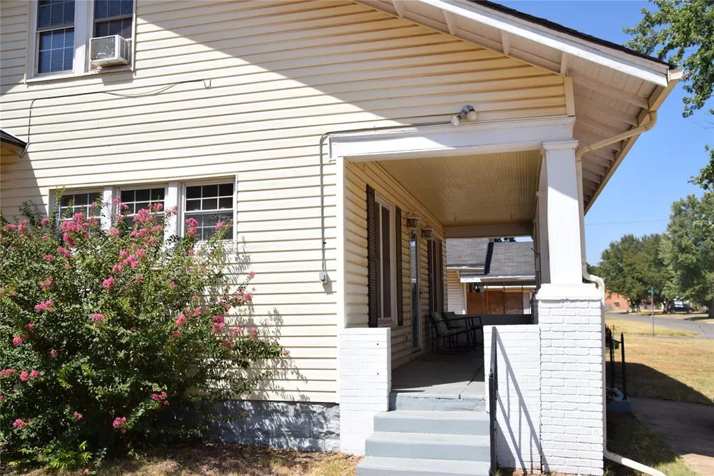 Photo 3 — 404 S 9th Street, Clinton, OK 73601