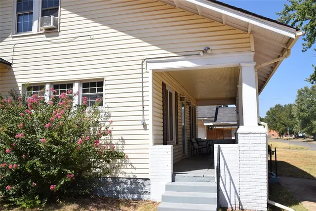 Photo 3 — 404 S 9th Street, Clinton, OK 73601