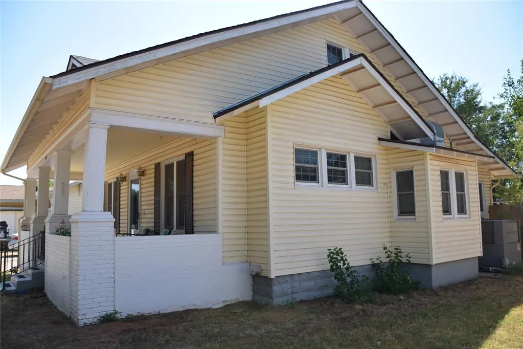 Photo 4 — 404 S 9th Street, Clinton, OK 73601