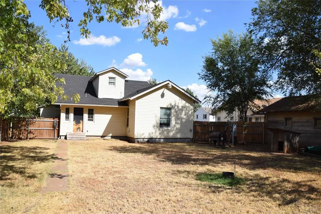 Photo 35 — 404 S 9th Street, Clinton, OK 73601
