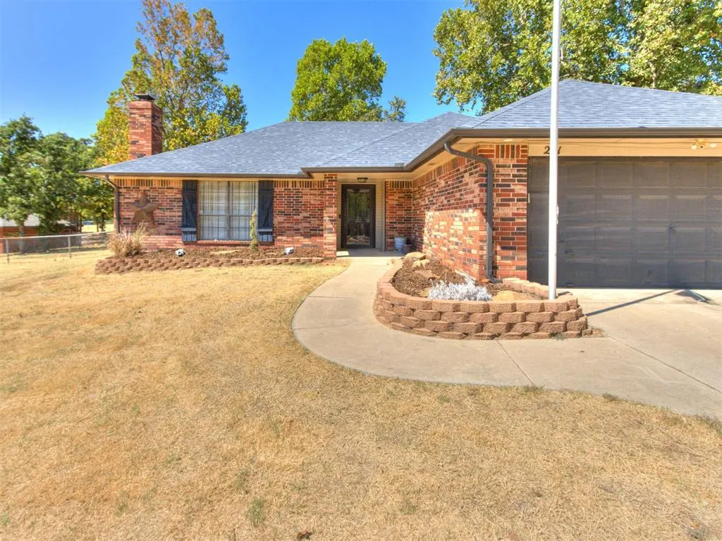 Photo 2 — 251 S Carolyn Drive, Choctaw, OK 73020