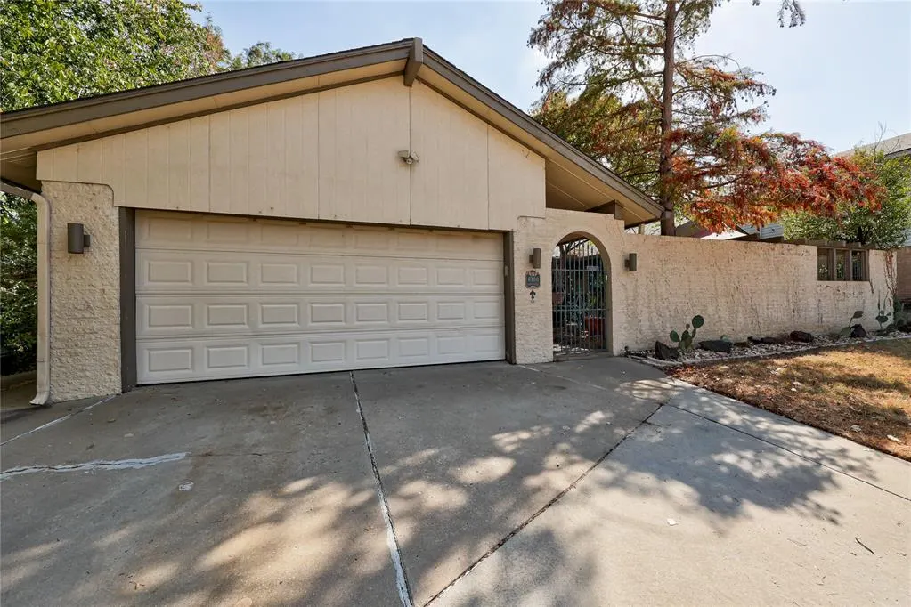 Photo 3 — 6300 Sunnybridge Court, Oklahoma City, OK 73132