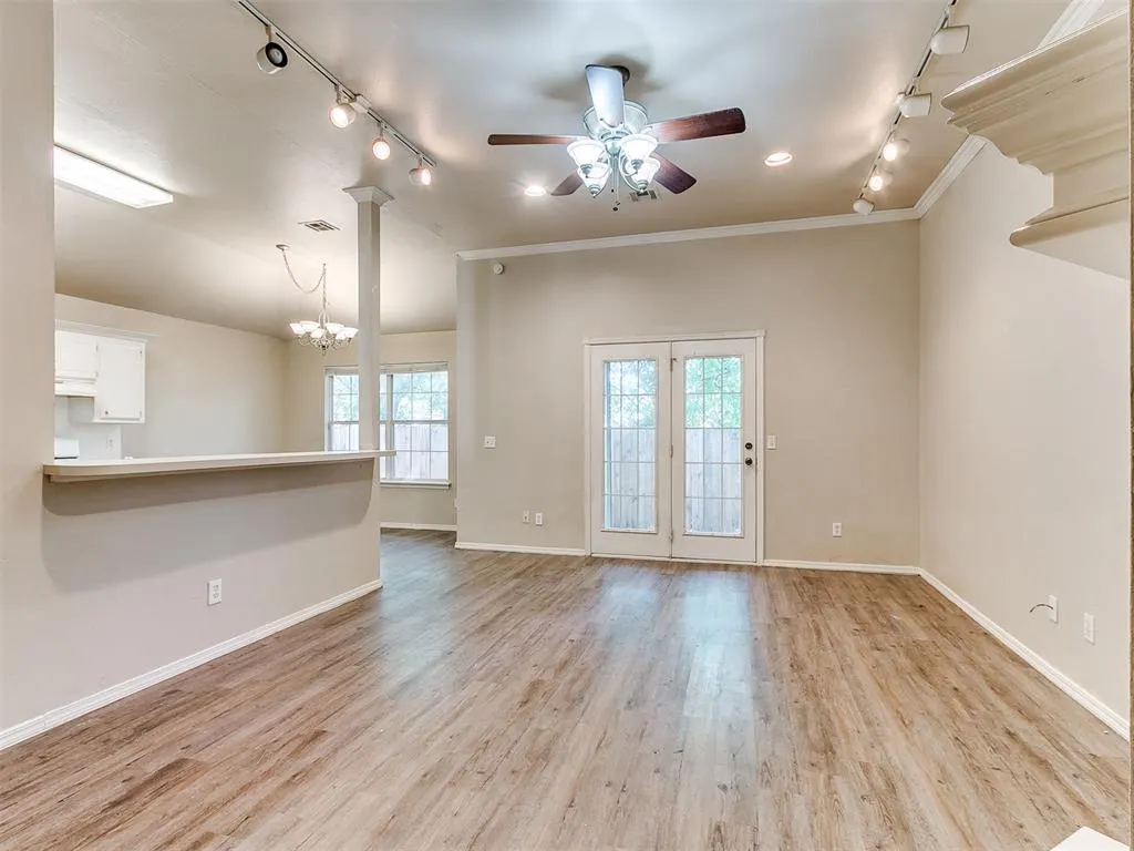Photo 2 — 400 W 10th Street, Edmond, OK 73003