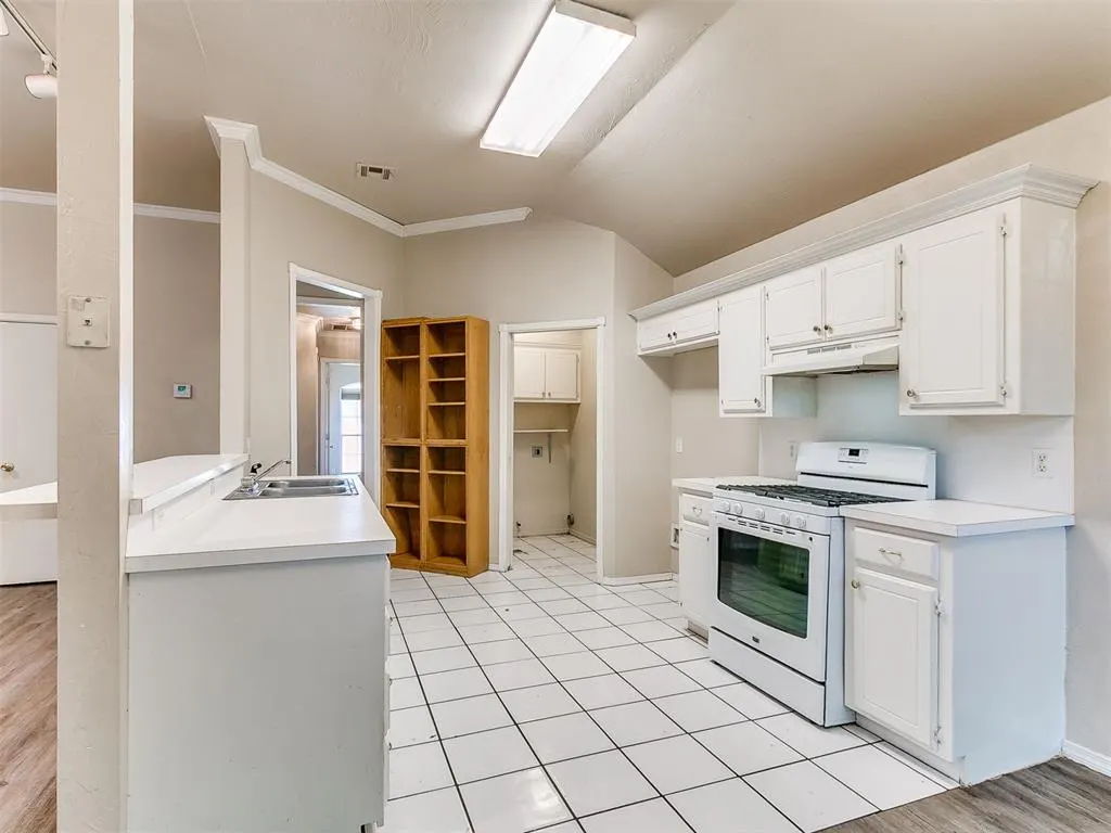 Photo 4 — 400 W 10th Street, Edmond, OK 73003