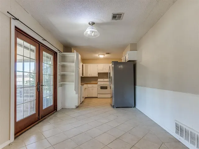 Photo 4 — 644 Howard Court, Edmond, OK 73003
