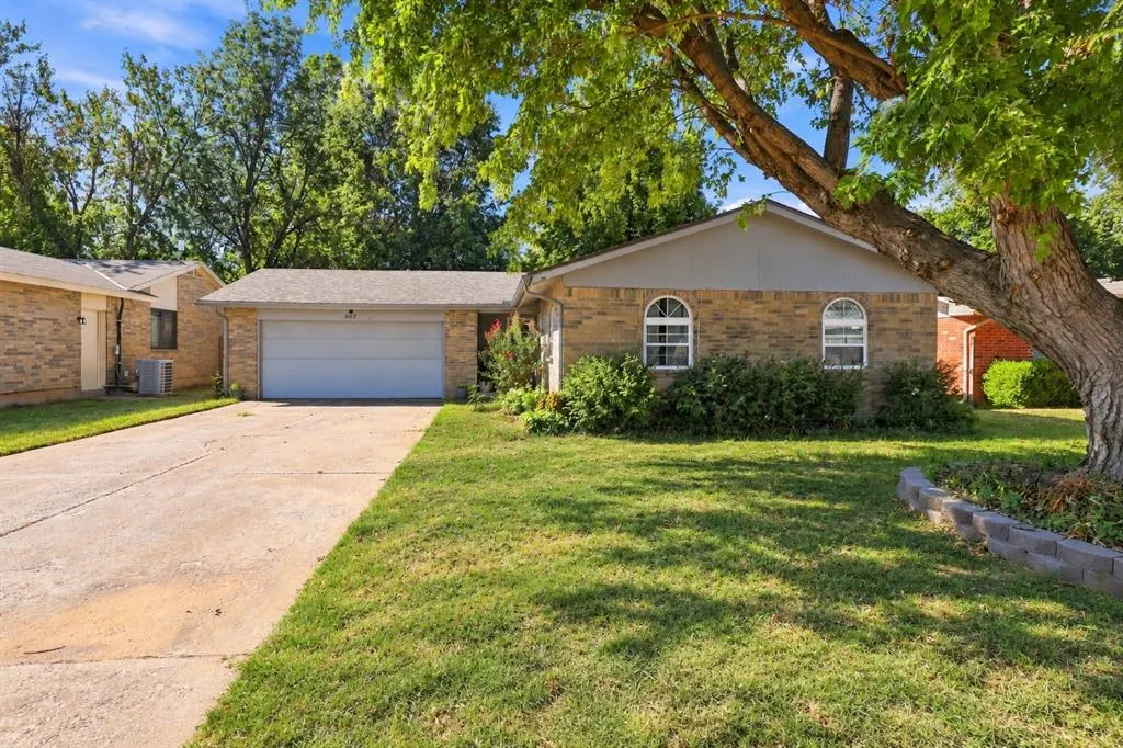 Front exterior — 602 Annawood Drive, Yukon, OK 73099